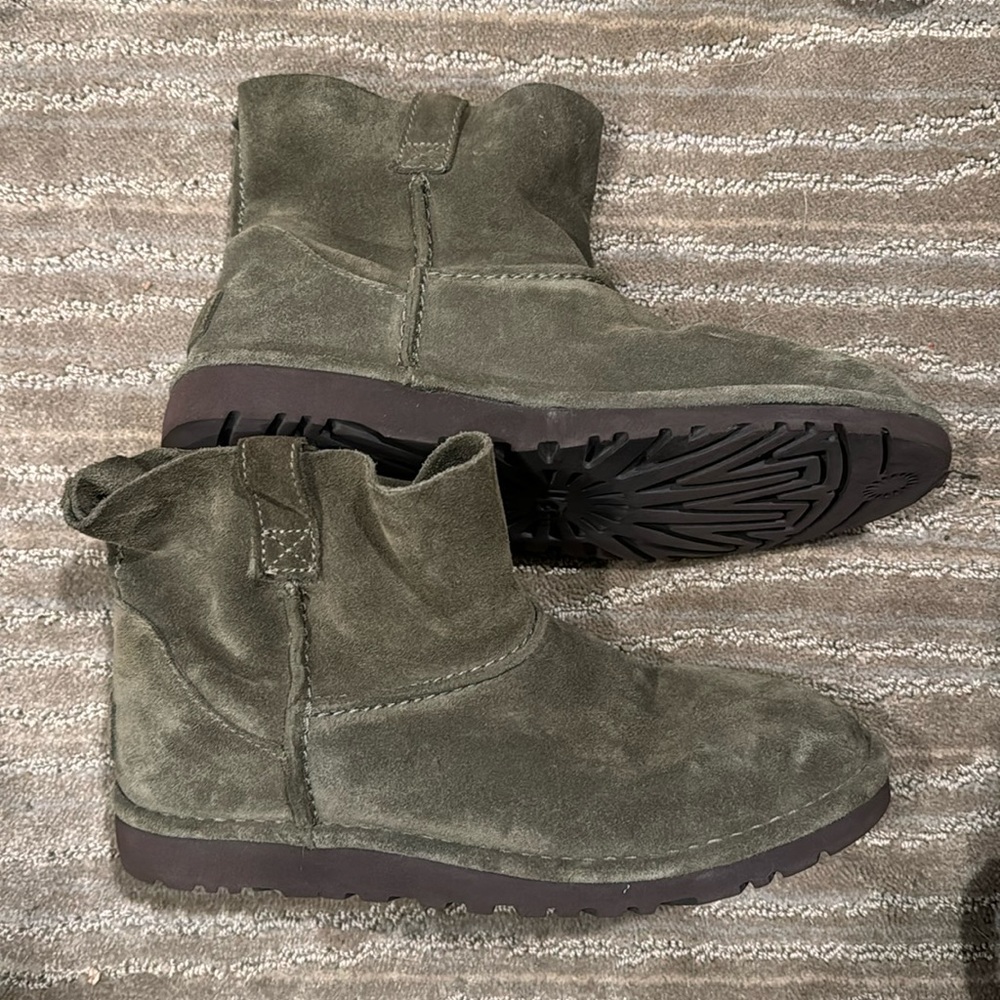 UGG Mini Unlined - Size 8